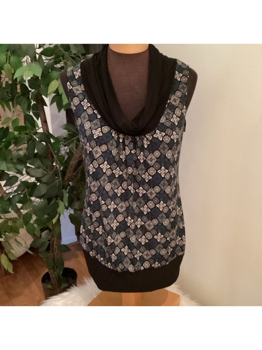 Maurice’s sleeveless cowl neck top Woman’s medium blue black white patte…